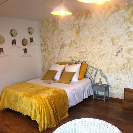 Grande Chambre Familiale Jaune Tout Bonnement Bien Putot-en-Auge Exterior foto