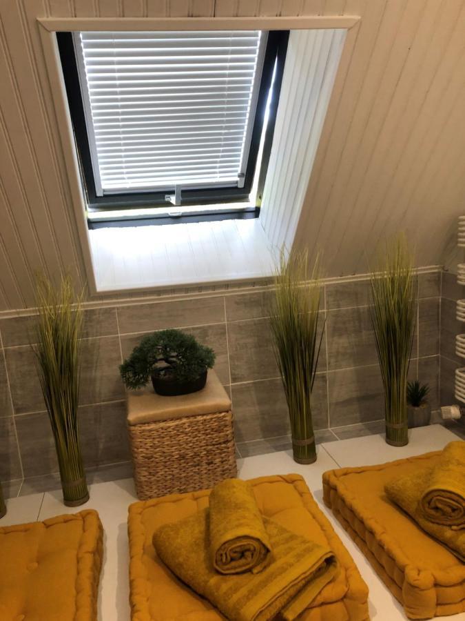 Grande Chambre Familiale Jaune Tout Bonnement Bien Putot-en-Auge Exterior foto
